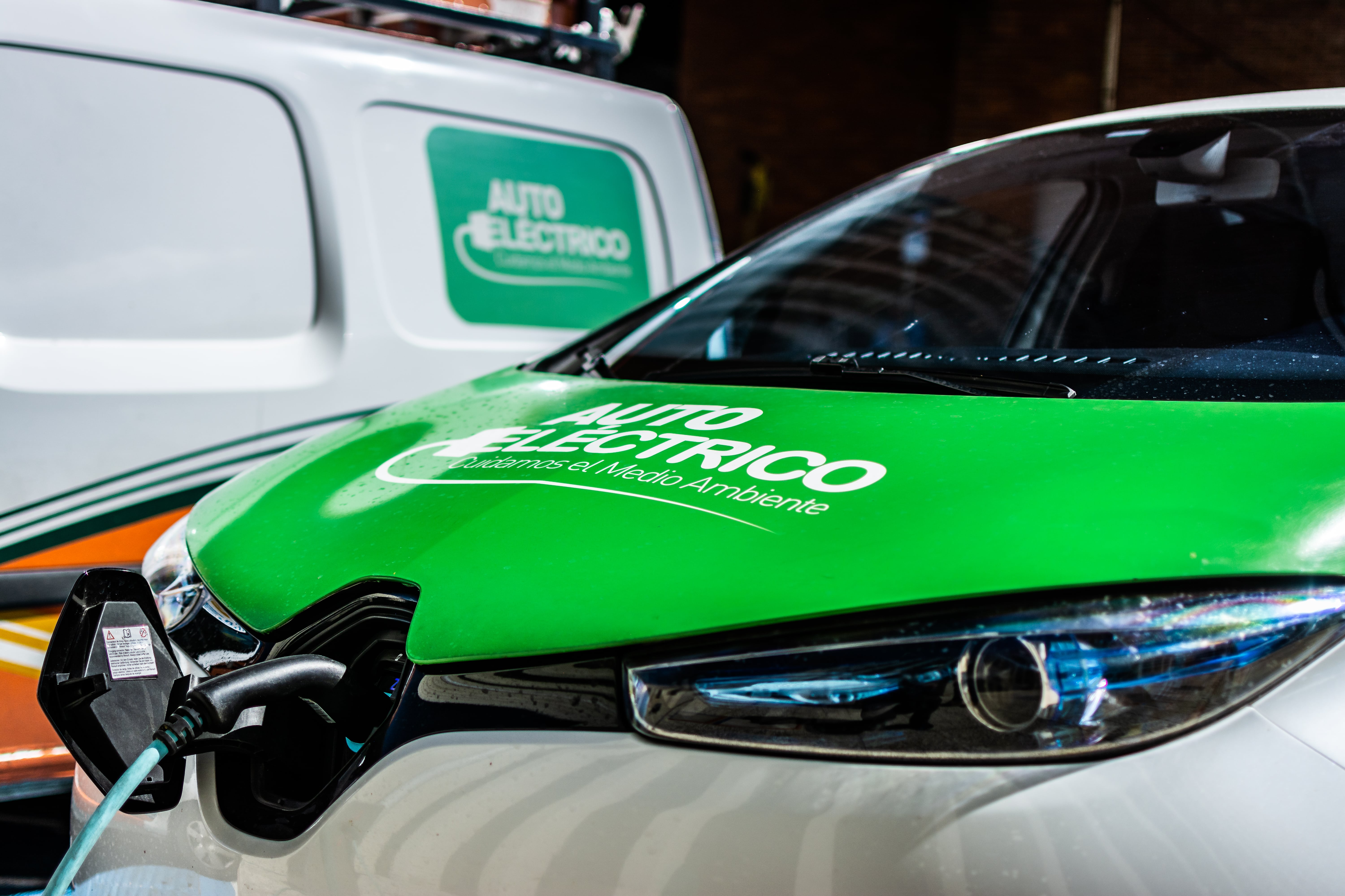 Auto eléctrico cargando
