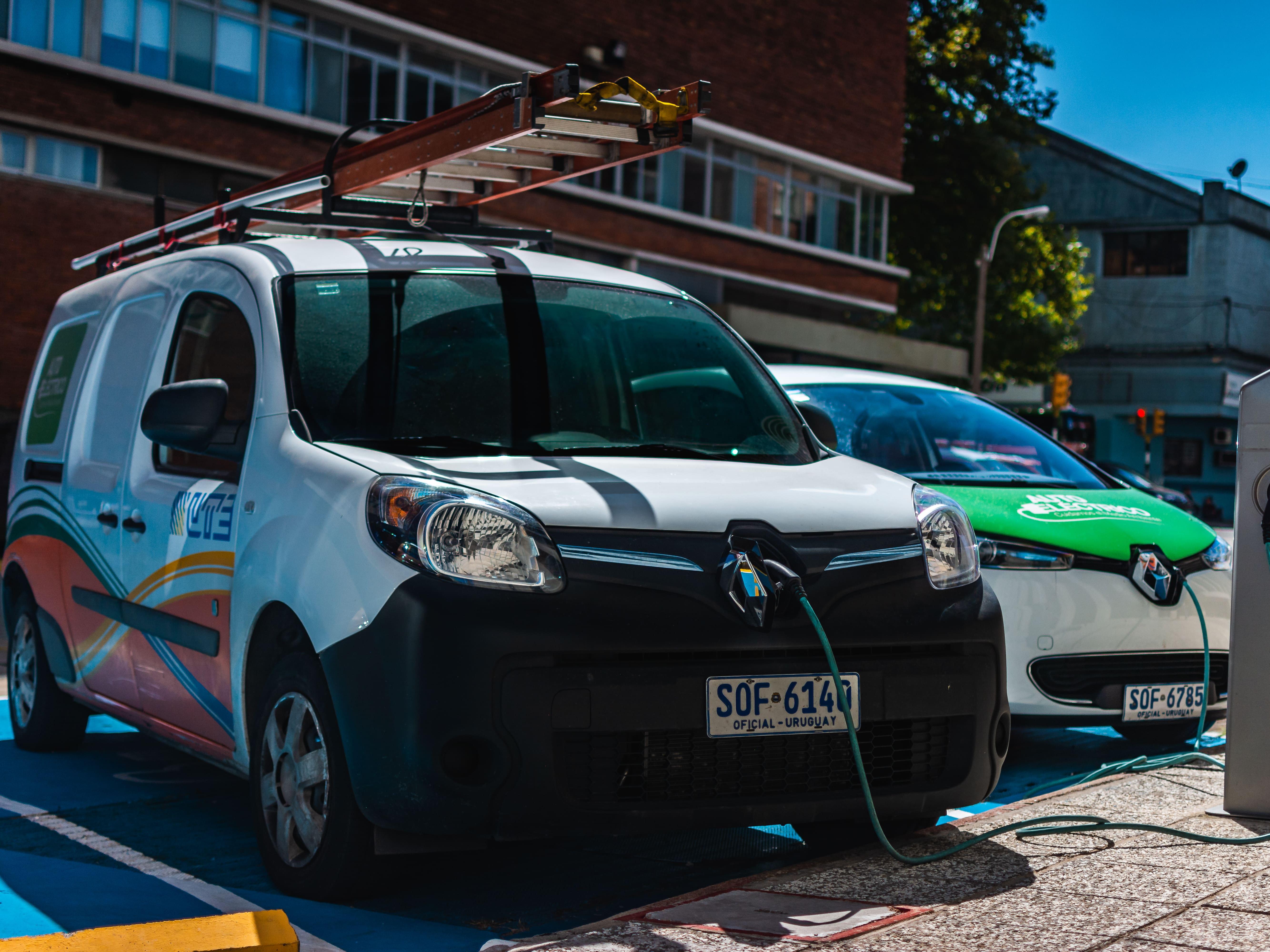 Auto eléctrico cargando