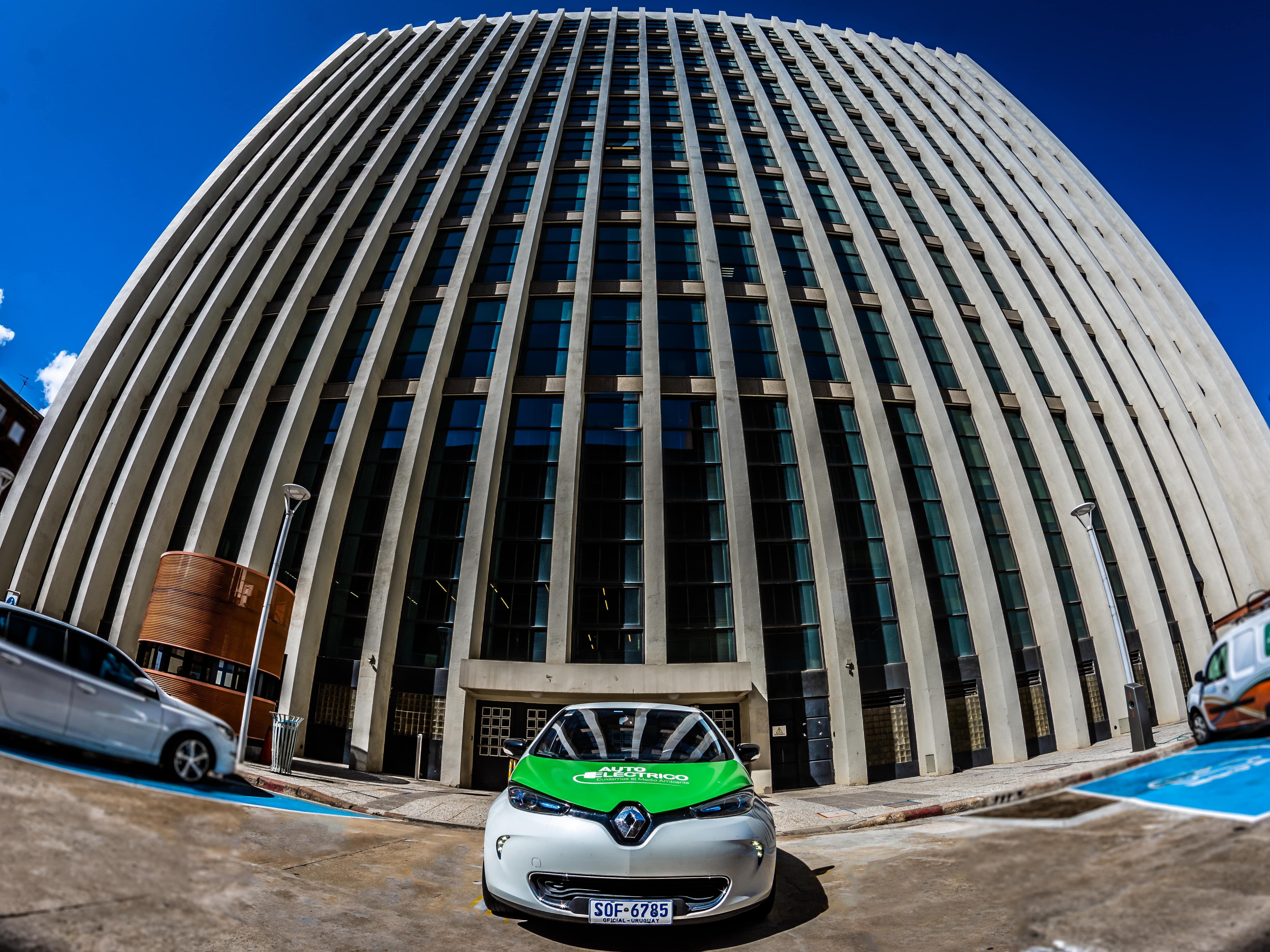 Palacio de la Luz y auto eléctrico